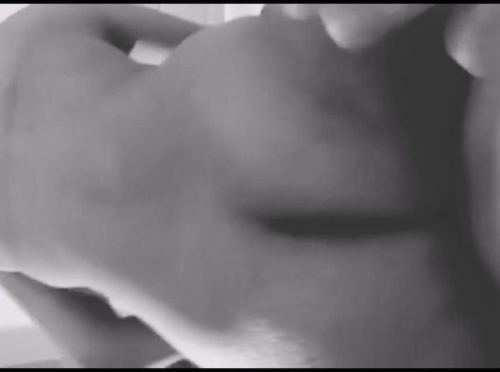 Rishi: アブ・ニ・アウギ トゥムヘ メリ カサム ニカロ・バハール タイト・チュット・メイン・コンドーム ワラ バダ・ルンド