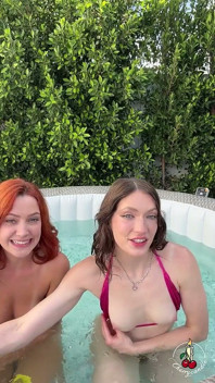 Cherry Candle dan Katie berkongkek dan basah di kolam