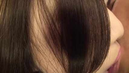 Pure Japanese adult video ( JAV): Napalony mężczyzna liże i bawi się ładną japońską laską na łóżku