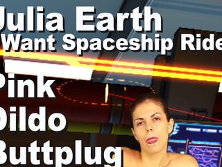 Edge Interactive Publishing: Julia earth ed un plug anale con un dildo rosa