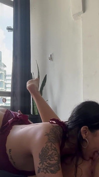 Threesome cu două femei atrăgătoare