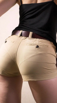 Una teen amatoriale in pantaloncini attillati stuzzica la sua linea di mutandine visibile
