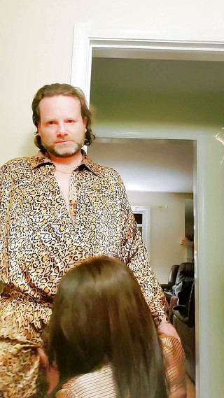 Satin Fetish King: Milfka ve zlaté saténové halence kouří a šuká