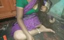 Priyanka priya: Тамільська тітонька писає цицьками