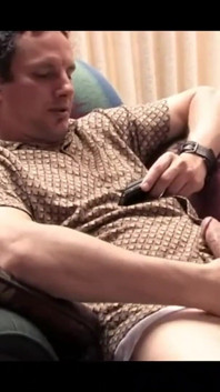 Belle visualisation du porno au téléphone sous les contractions du pénis