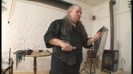 Absolute BDSM films - The original: Frustate incatenate che escono domina