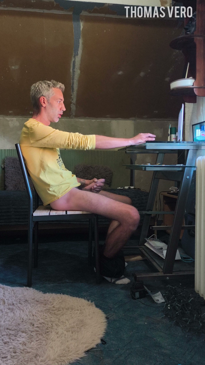 Vero Thomas: Chat webcam. J’ai envie de me branler. Montre-moi quelque chose