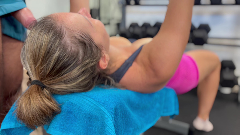 Naomi Pink: Naomi Pink Bekommt Von Ihrem Fitnesstrainer Besondere Aufmerksamkeit