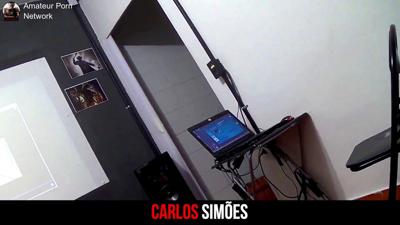 Carlos-Simoes: Aku nyepong kontol cowok ini di dapurku hari ini