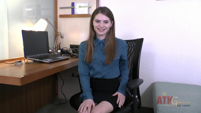 ATKIngdom Fans: Alice march si masturba da sola e si infila le...