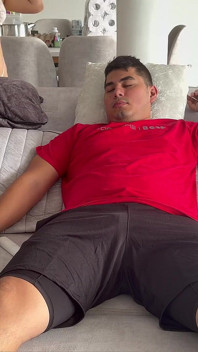 Cansei de ver minha meia-irmã deitada e acabei transando com ela forte até gozar