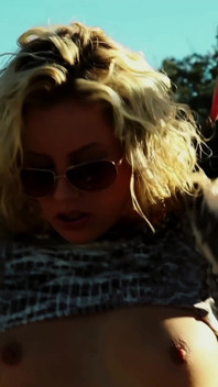Blondynka masturbuje się na atv na pustyni