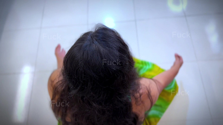 Aria Mia: Šukej indickou sexy macechu při józe