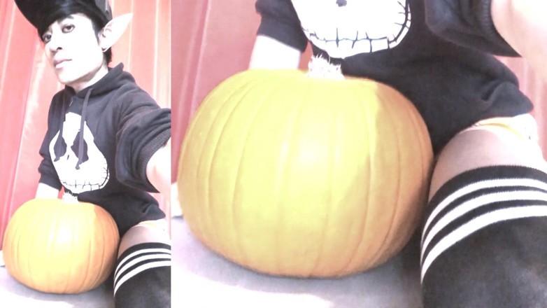 Jon Arteen: Sfw jon arteen प्यारी Twink emo femboy अपने अंडरवियर में हैलोवीन कद्दू का तराशती है Jack-o'-lantern