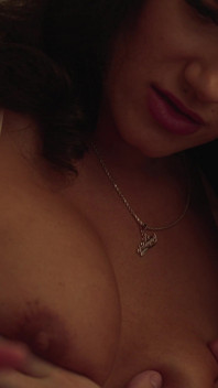 巨乳熟女ペニー理髪師は義理の息子の巨大な勃起とベッドを共有します