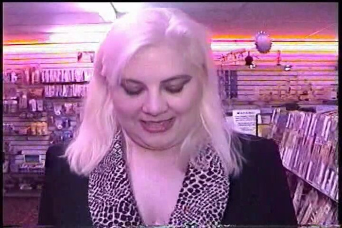 Night wank: Mame sexy blonde ling pizda și sug pula sălbatic