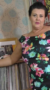 曲線美のイギリス人主婦ケイティ・コカードが大きなマンコで遊ぶ