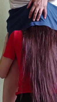 Minha vizinha tímida subiu debaixo da minha saia sem perguntar, mas eu gostei