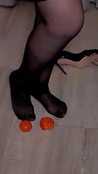 Tangerine Di Bawah Kaki Saya... Dan Fantasi Anda Ada Di Tangan Saya.