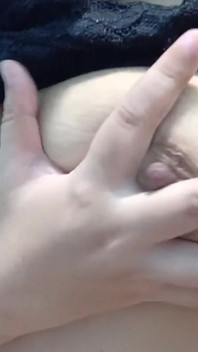 Pepek besar Sange Chick basah dan menari dengan jari ke pepek