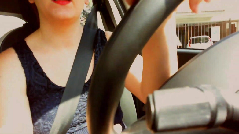 Nicoletta Embassi: Italská nevlastní matka masturbuje v autě při jízdě svého nevlastního...