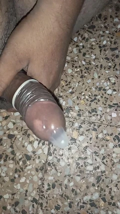 Masturbándose con condón