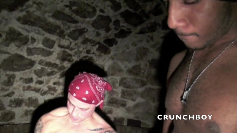 Raw French Bad boys: Emilio wird von 2 badsboys im discrt-keller gefickt