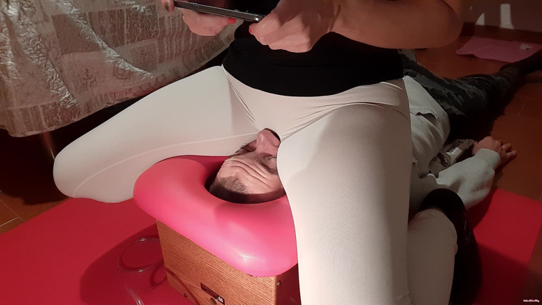 goddess82: Lustige Smoth**ing Session in der Smoth**box!