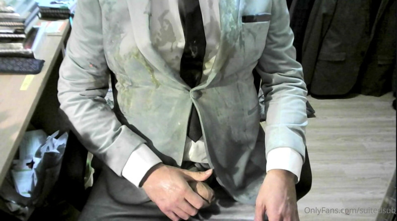 SuitedSub: Un costume de velours se fait baiser