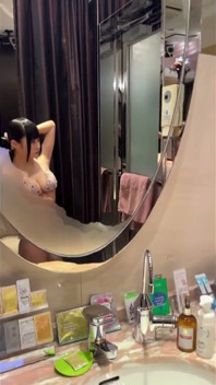 Gravure güzellik anal zevke uyanıyor. İlk ham çifte penetrasyonu döllenmeyle bitiyor.