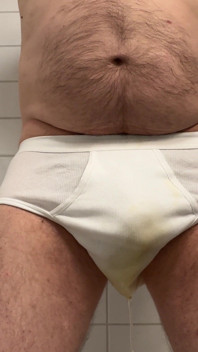 Papà piscia i suoi nuovi slip bianchi
