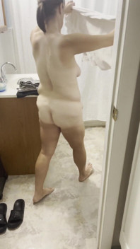 おしっこをしなきゃいけないから急いで服を脱ぐ熟女マリー!