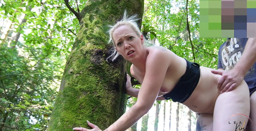 Lea Kirsch: Nové video: Bezostyšně chycena při běhání! Hiker mi dává creampie!...