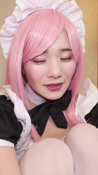 Ringo Fujii azgın bir anime hizmetçiyi cosplayiyor