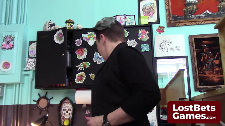 Lost Bets Games: Si Dia Berdiri Dengan Gembira Di Luar Rumah Bertatu pada...