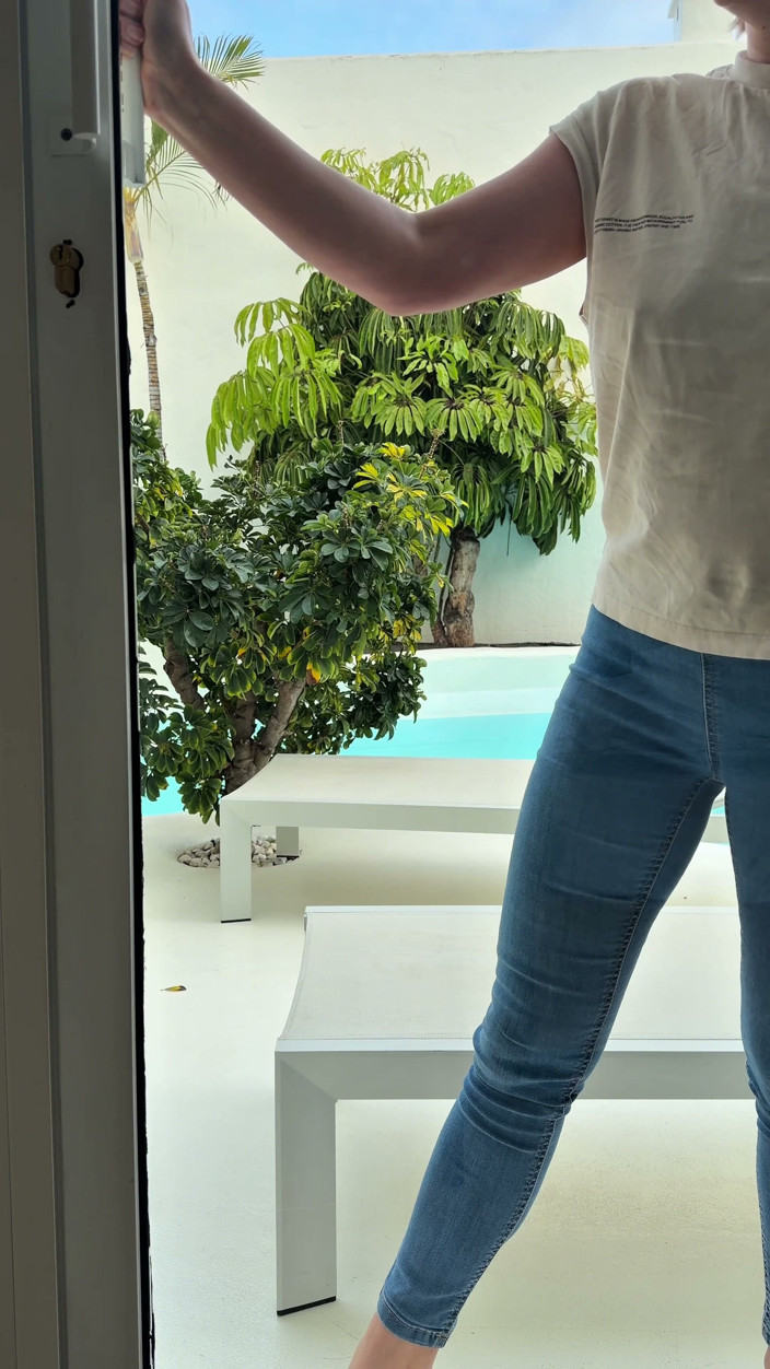 Emma Voyeur: Bloccato Sul Balcone: Mi Sono Pisciato Nei Miei Jeans