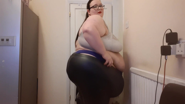 SSBBWLadyBrads: SSBBW BBW thongs and leather leggings try on