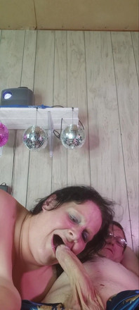 Quando Hes Done com essa prostituta ele a empurra para a Flor