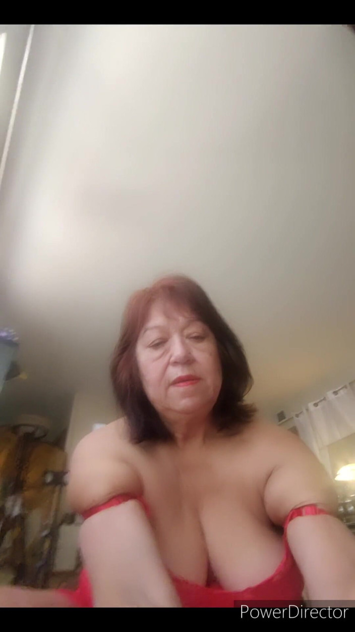 Zilah Luz: 70-летняя бабушка с волосатой киской писает утреннюю мочу во время мастурбации с моим дилдо