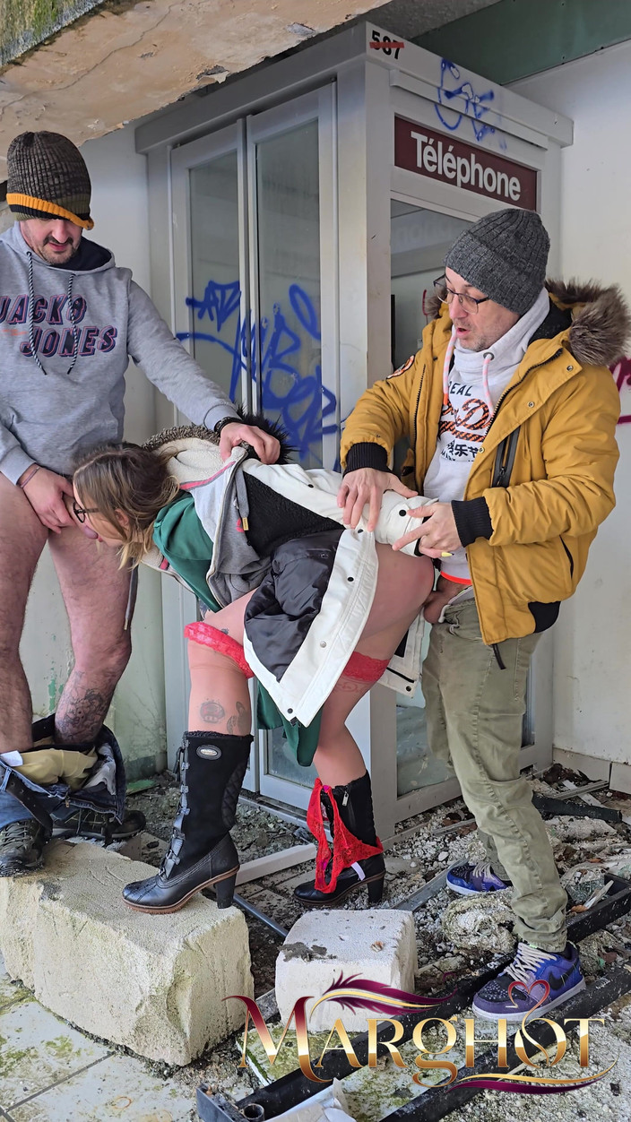 Sexymarghot: Urbex oteli karlı dağda terk edilmiş eski bir telefon kulübesinde...