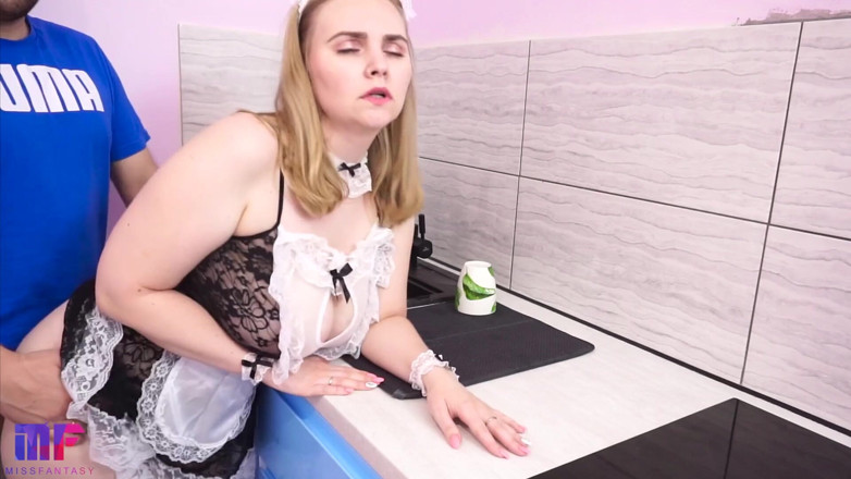 Miss Fantasy: O chefe ensina sua empregada como polir os dispositivos