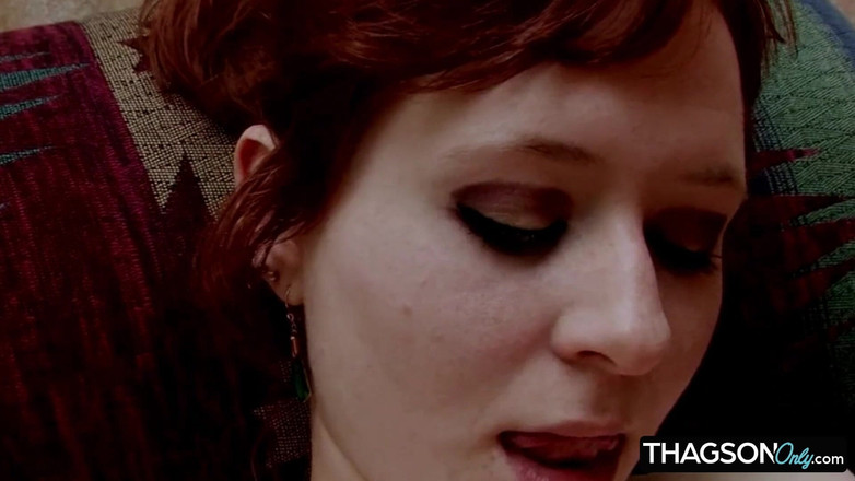 THAGSON ONLY: Une bombasse mince doigte sa chatte étroite jusqu’à l’orgasme