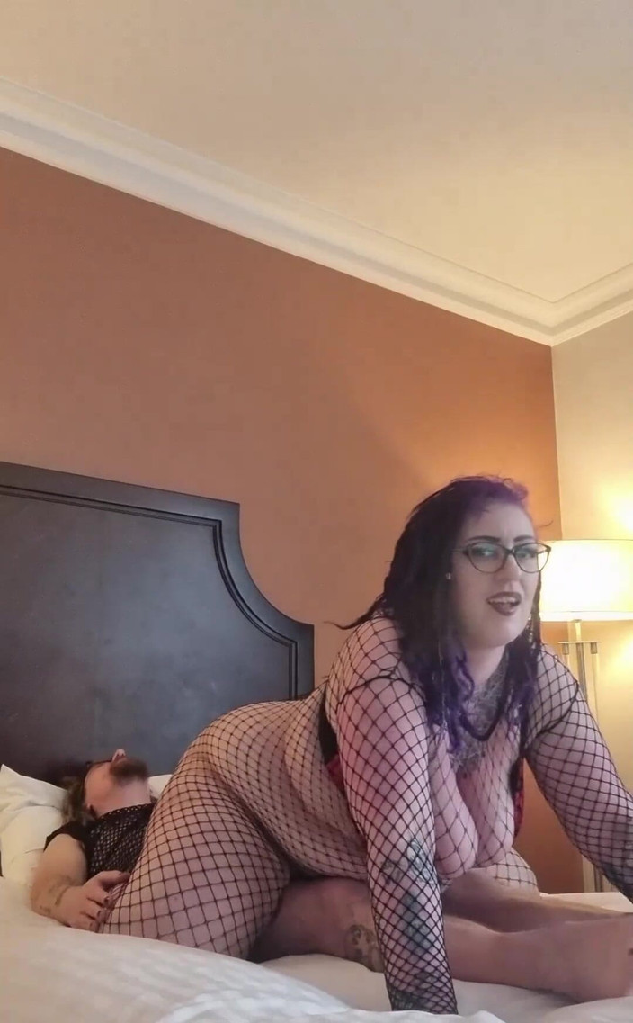 Mraltmrskinky: Mám na sobě síťovou punčochu předvádějící všechny mé křivky