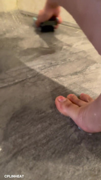 アノンは濡れたパーカーで膝をついて浴室の床を掃除する。