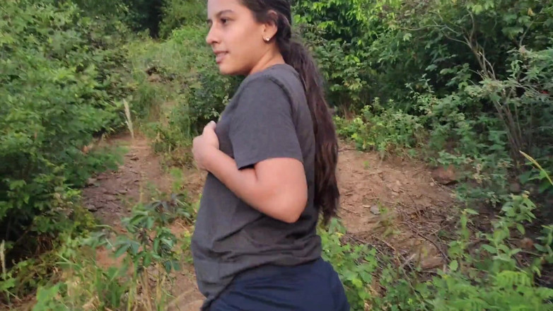 SugarPose: Ragazza latina carina fa esibizionismo con tette e culo all'aperto