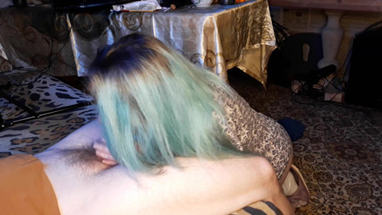 Blowjobs Alice: La donna asiatica con i capelli blu tocca un cazzo...