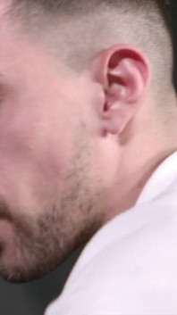 หนุ่มหมู submissive ถูกตีตูดและเย็ดพังโดย Josh Milk