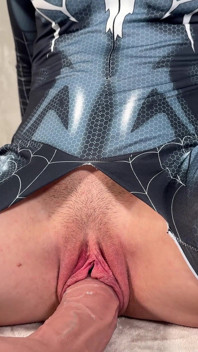 Menina aranha se fode duro com um enorme consolo