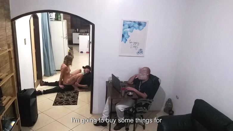Gabi SweetCouplesStories: Zatímco manžel pracuje, manželka v ručníku vítá poslíčka
