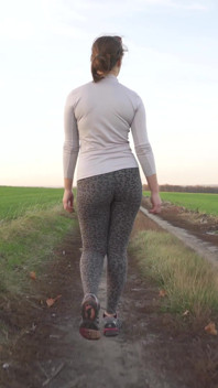 Uctívejte můj chodící milf zadek v těsných leopardích legínách